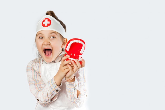 Menina sorridente feliz com ferramenta de dentista