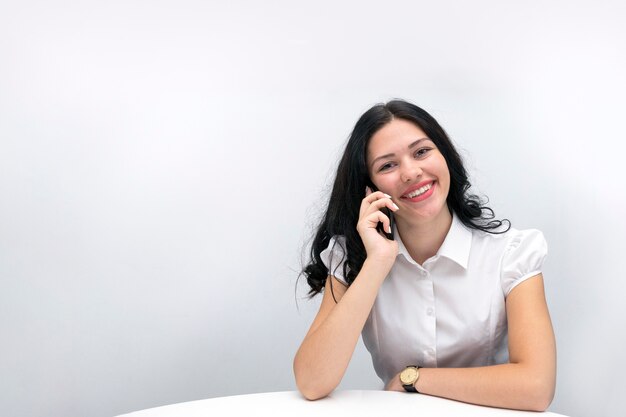 Menina sorridente feliz com telefone