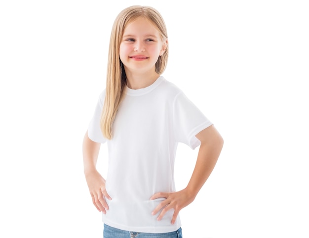 Menina sorridente fofa em uma camiseta branca isolada em um fundo branco