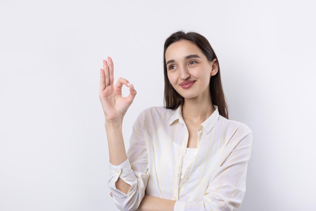 Menina sorridente gesticulando sinal de OK com a mão