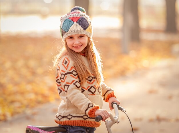 Menina sorridente na bicicleta