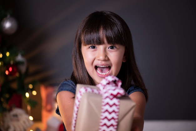 Menina sorridente na decoração de natal