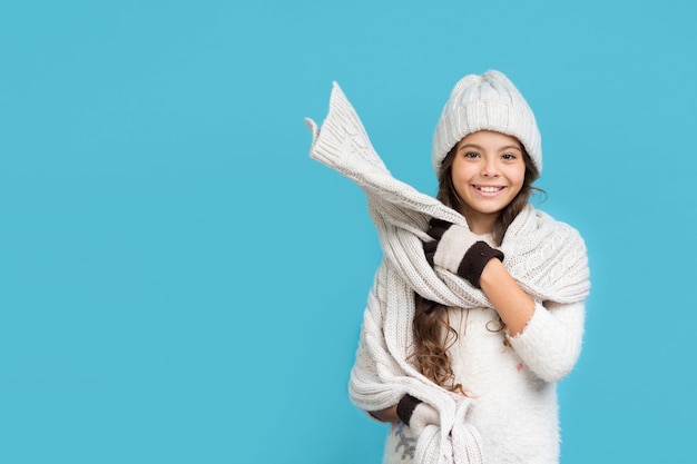 Foto menina sorridente no inverno roupas cópia-espaço