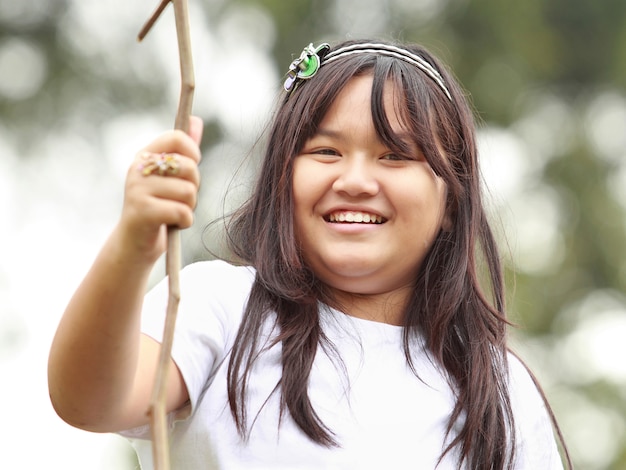 Menina sorridente no parque