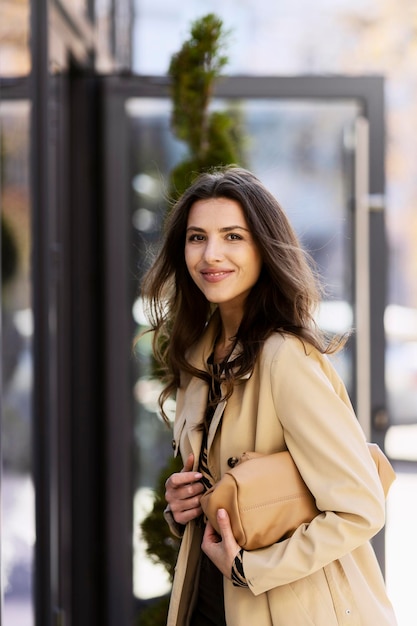 Menina sorridente posando na rua Linda mulher em um estilo casual sorrindo lindamente olhando para a câmera