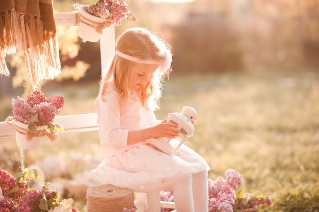 Menina sorridente segurando flores ao ar livre