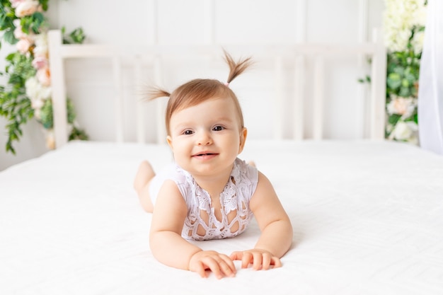 Menina sorridente sentada na cama