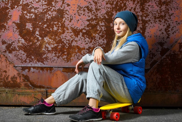 Menina sorridente sentada no quadro de um centavo