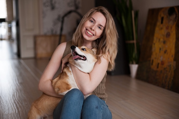 Menina sorridente, tocando, com, dela, galês, corgi, cachorrinho pembroke, feliz, cute, cão