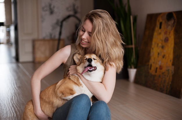 Menina sorridente, tocando, com, dela, galês, corgi, cachorrinho pembroke, feliz, cute, cão