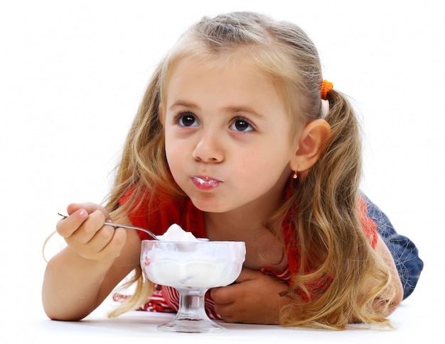 Menina sorridente tomando sorvete