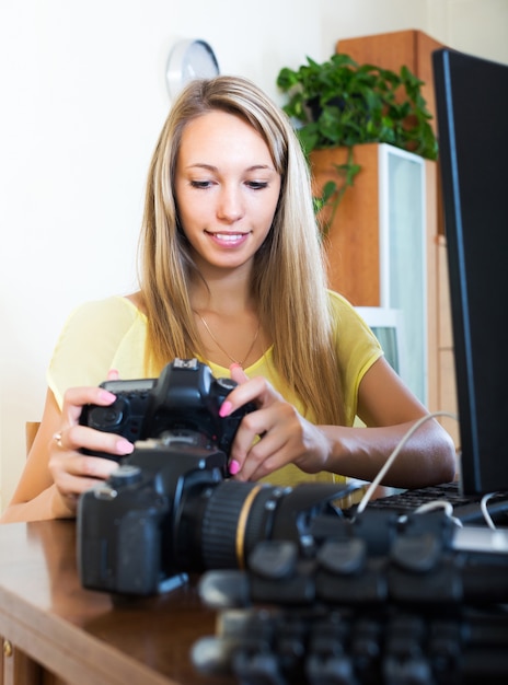 Menina sorridente trabalhando com fotocámara