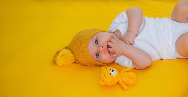 menina sorridente vai dormir com um ursinho de pelúcia em um fundo amarelo crianças