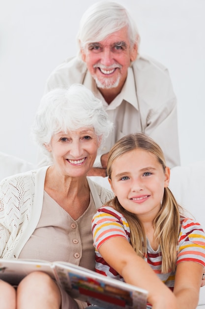 Foto menina sorrindo com avós