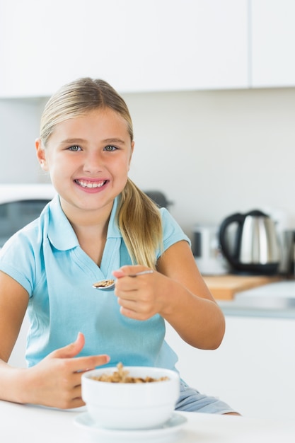 Menina sorrindo com cereal