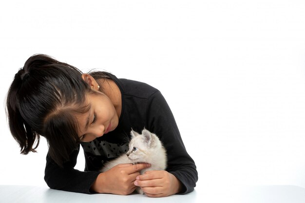 menina sorrindo com gatinho branco isolado