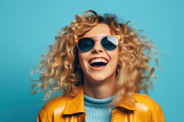 menina sorrindo em um fundo azul