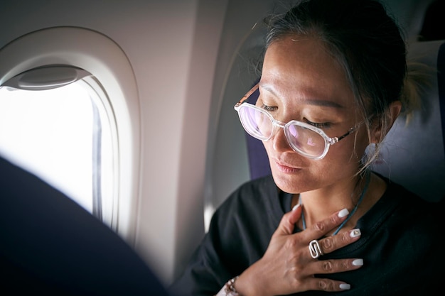 Foto menina sorrindo enquanto estava sentada no avião