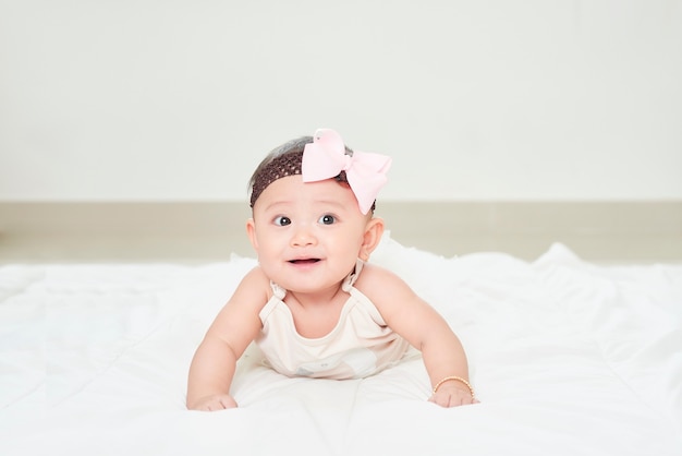 Menina sorrindo no chão isolado no branco