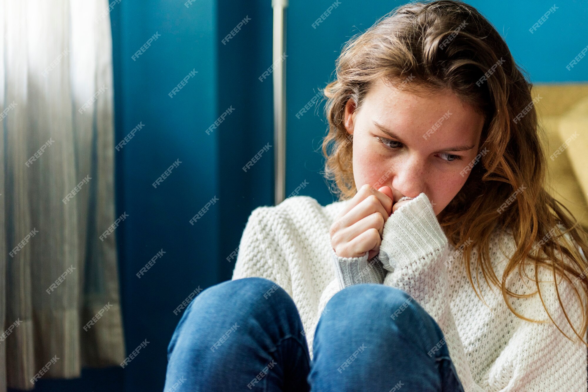 Foto de Retrato Do Perfil De Uma Jovem Mulher Sozinha Menina Triste Na  Natureza Pensar Algo e mais fotos de stock de Adolescência - iStock