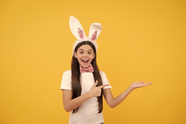 Menina surpresa apresentando produtos ou vendas de compras copiando espaço para venda de páscoa