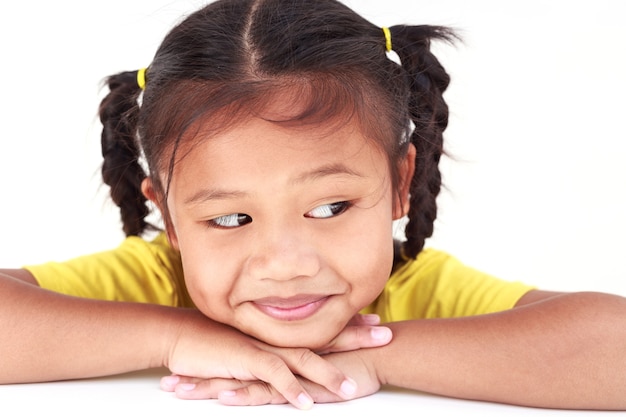 Foto menina tailandesa isolada no fundo branco