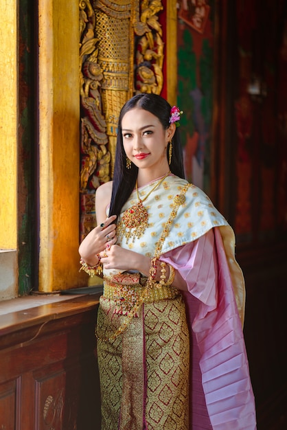 Menina tailandesa no traje tailandês tradicional, cultura de identidade da tailândia.