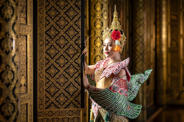 Menina tailandesa no traje tailandês tradicional, cultura de identidade da Tailândia.