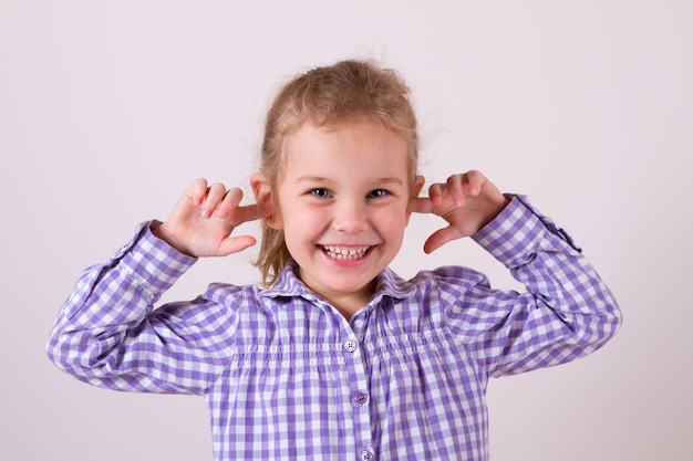 Foto menina tapando os ouvidos com os dedos