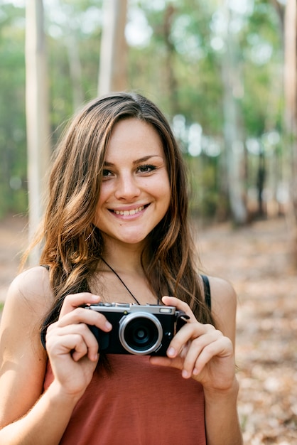 Menina tirando fotos ao ar livre conceito