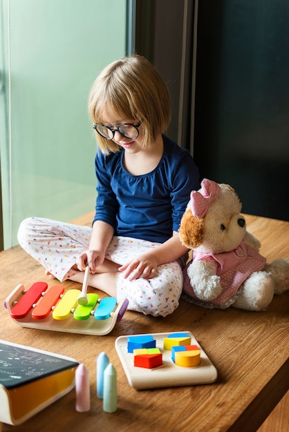 Menina, tocando, com, brinquedos madeira