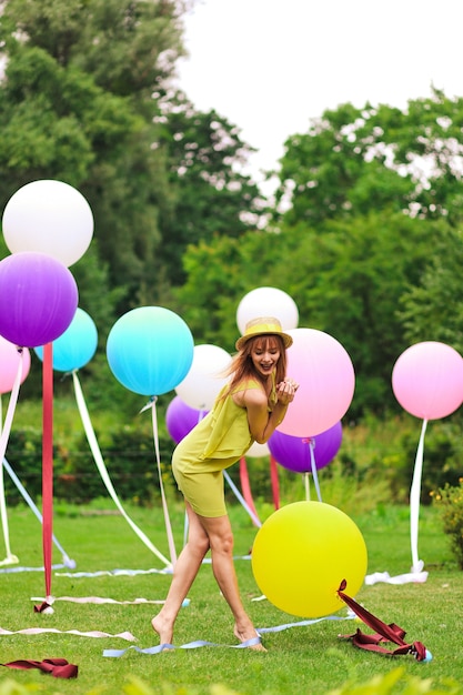 Menina, tocando, com, multicolorido, balões