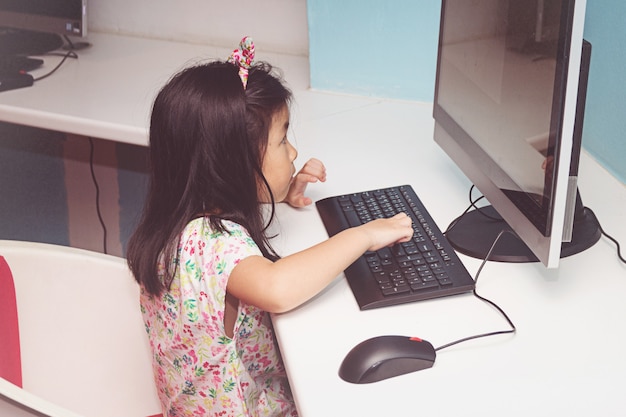 Menina, tocando, com, um, computador