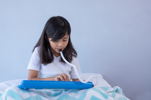 Menina tocando melodia na cama