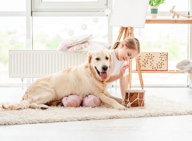 Menina tocando música com cachorro