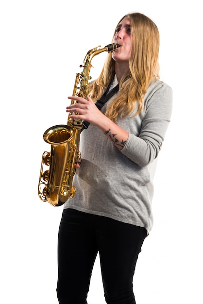 Menina tocando o saxofone