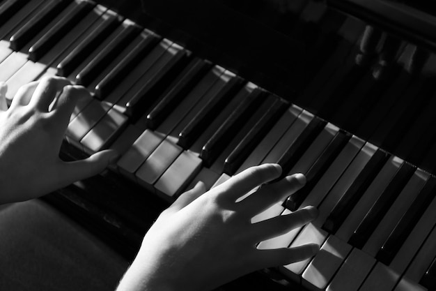 Menina tocando piano