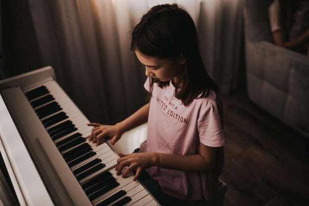 Menina tocando piano