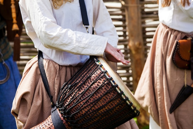 Foto menina tocando tambor djembé na rua