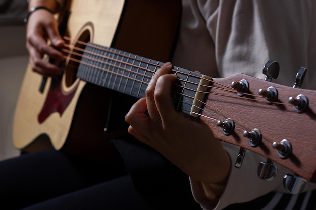 Menina tocando violão em um ambiente descontraído