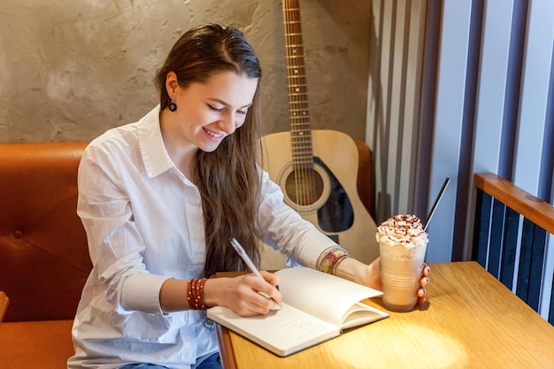 Menina tocando violão no café