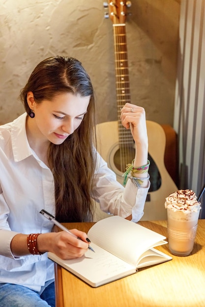 Menina tocando violão no café