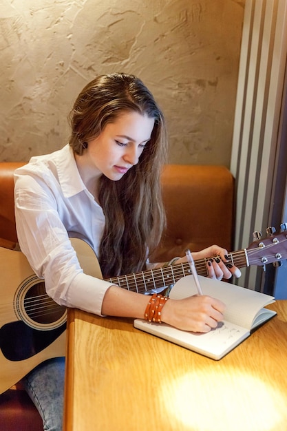 Menina tocando violão no café