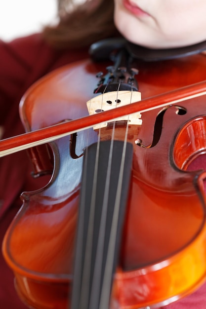 Foto menina tocando violino com arco