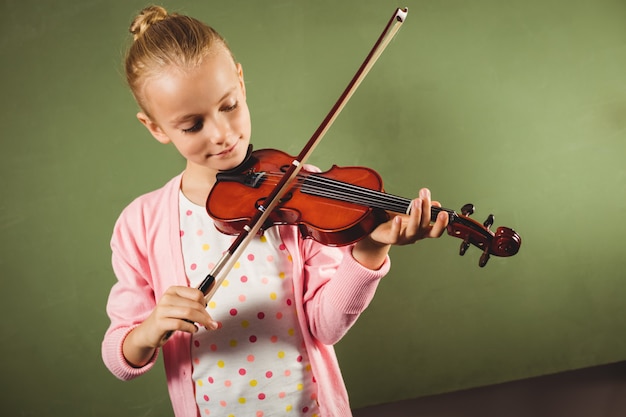Menina tocando violino