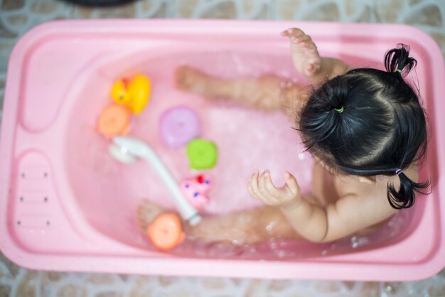 Menina tomando banho