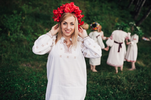 menina tradicional ucraniana sorridente