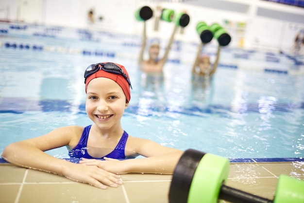 Menina treinando na piscina