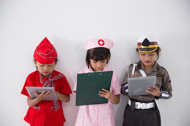 Menina três em uniforme de profissão diferente