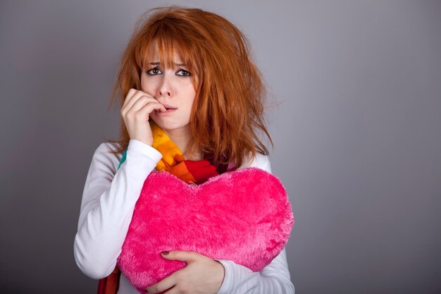 Menina triste com o coração. Dia de São Valentim